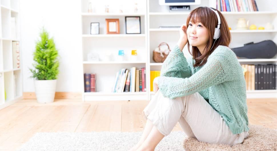 A person sitting on the floor Description automatically generated with medium confidence
